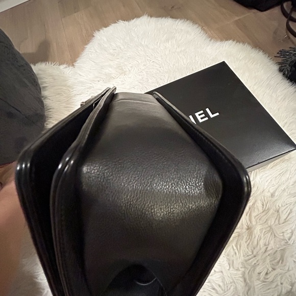 Black Chanel Boy Bag (Old Medium Size) - Picture 4 of 15